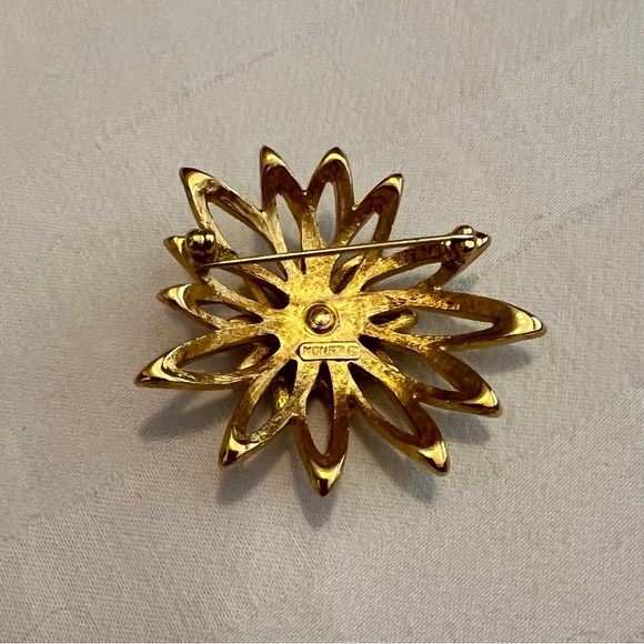 Vintage MONET gold tone sunburst brooch - Picture 2 of 2